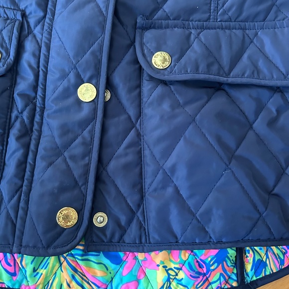 ☀️3/$25 Lilly Pulitzer Navy blue Quilted Vest getaway medium - Picture 2 of 7
